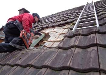 Pose d'un châssis velux dans la toiture rue les Hauts du Ry Ternel