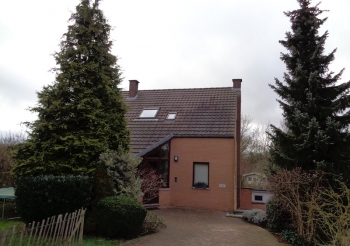 Pose d'un châssis velux dans la toiture rue les Hauts du Ry Ternel