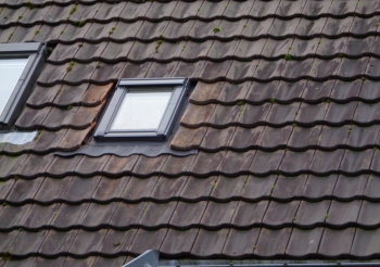 Pose d'un châssis velux dans la toiture rue les Hauts du Ry Ternel