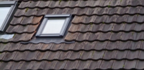 Pose d'un châssis velux dans la toiture rue les Hauts du Ry Ternel